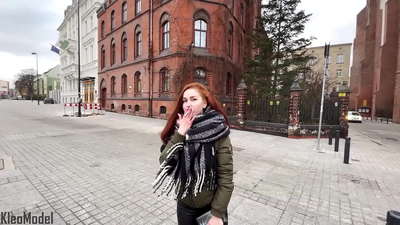 Public pickup: mooie meid wordt geneukt voor een iPhone en krijgt sperma in haar kutje. CleoModel