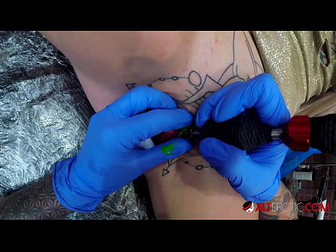 ❤️ Extreem getatoeëerde hottie Sully Savage kreeg een tatoeage op haar clitoris ️ Harde porno at porn nl.hentaivost.ru ❌️ ❌️❤